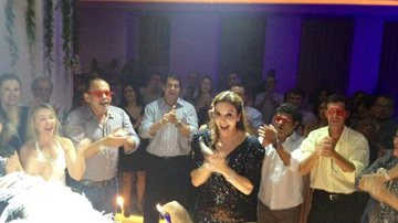 Imagem Ivete Sangalo ganha festa surpresa de celebridades